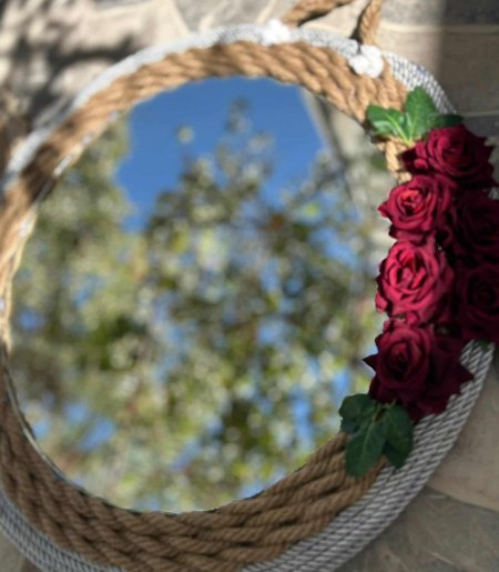 مع ورد احمر